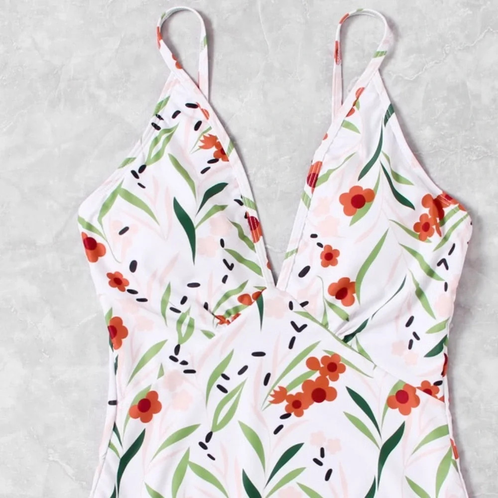 🆕White floral deep V One piece swim suit